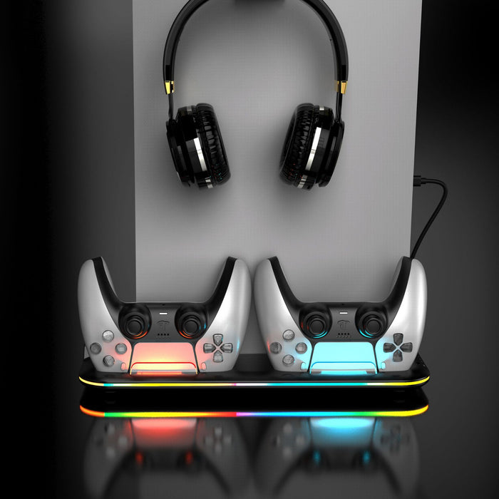 Una base di ricarica per PS5, dotata di illuminazione RGB, progettata per controller e cuffie.